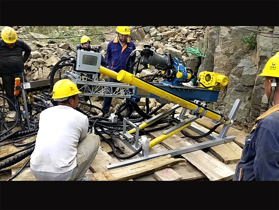 钢索取芯 在河北大白杨金矿 地表钻探 现场开机